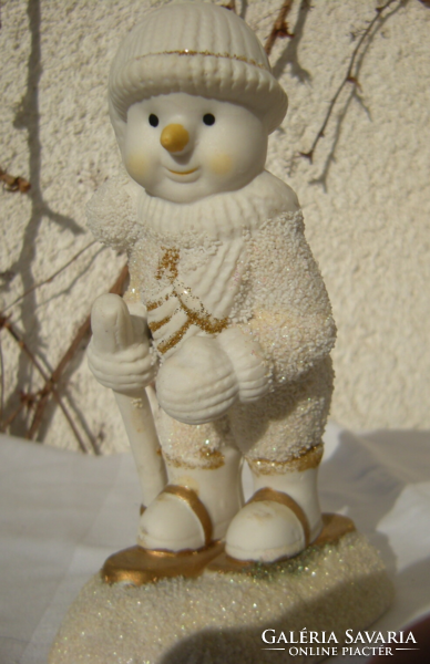 Vidám síelő figura téli dekorációhoz