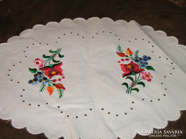 Charming Kalocsa embroidered oval tablecloth