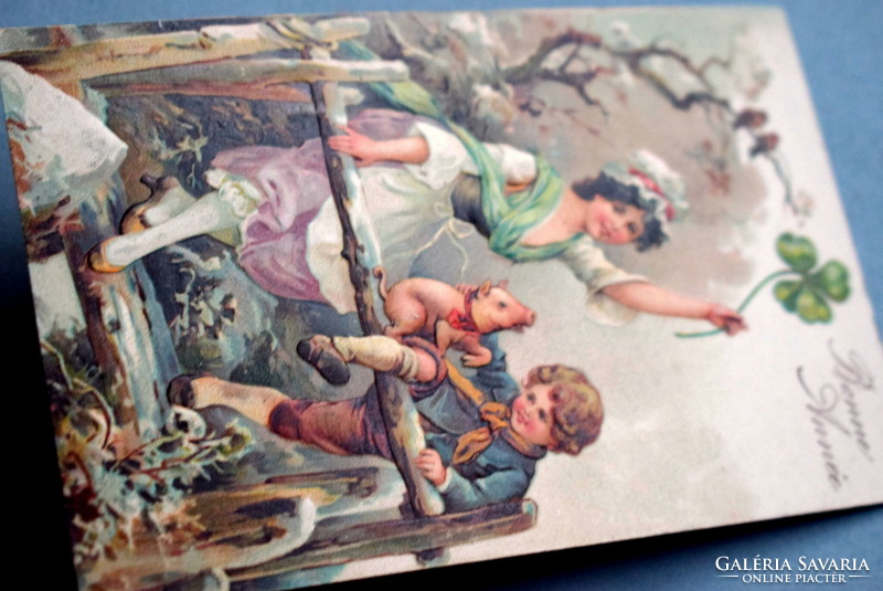 Antik dombornyomott Újévi üdvözlő képeslap - vidám gyerekek, malac, 4levelű lóhere ,téli táj