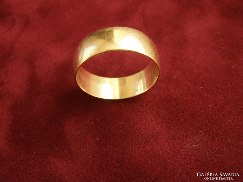 Gold men's wedding ring