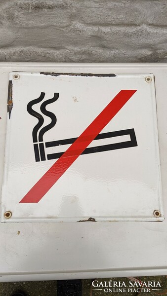 "Dohányozni tilos" jelzésű zománctáblák