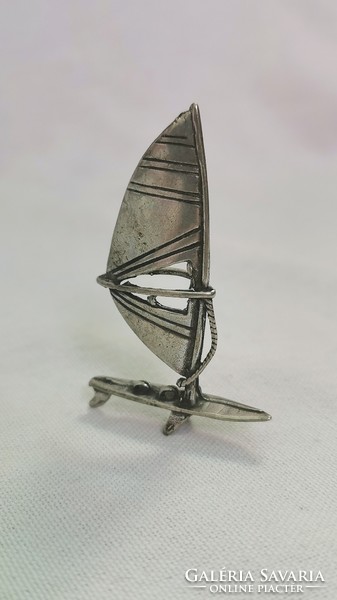 Ezüst miniatűr vitorlás szörf