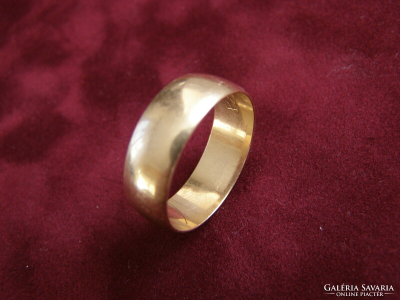 Gold men's wedding ring