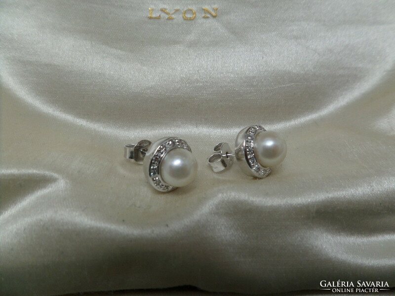 White gold stud earrings with a pair of pearls and beads