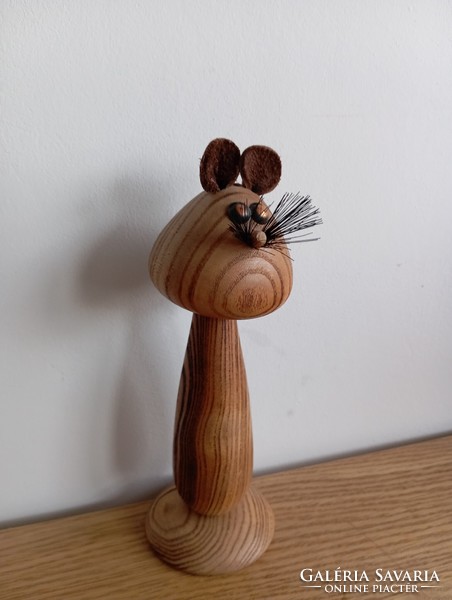 Retro wooden mouse plug puller.
