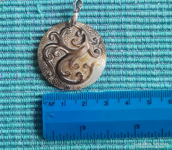 Kagylóból készült, faragott új medál Baliról