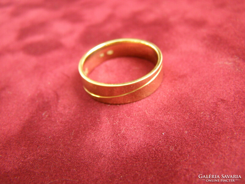 Gold wedding ring, almost new!