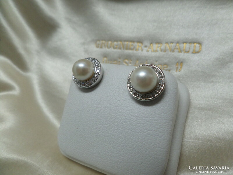 White gold stud earrings with a pair of pearls and beads