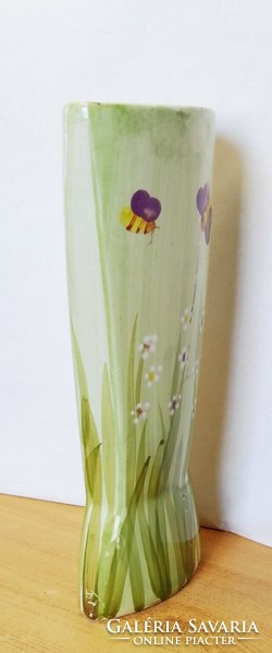 Antik fajansz váza mezei virágokkal, és méhekkel