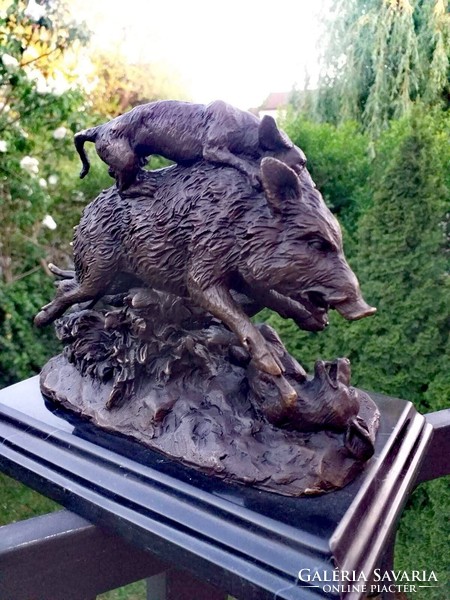 Hunting dogs attacking wild boar - detailed bronze sculpture artwork