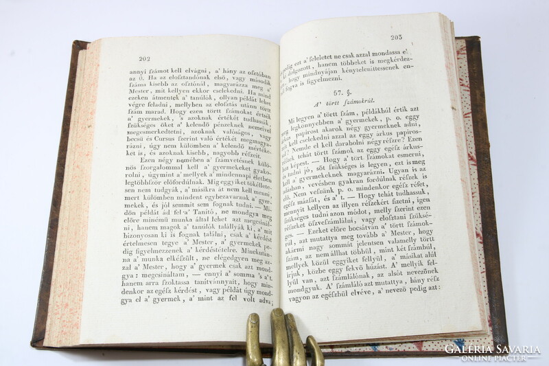 1828 - Kézi könyv a' magyar falusi oskolamesterek' számára.Dúsan aranyozott bőrkötésben!
