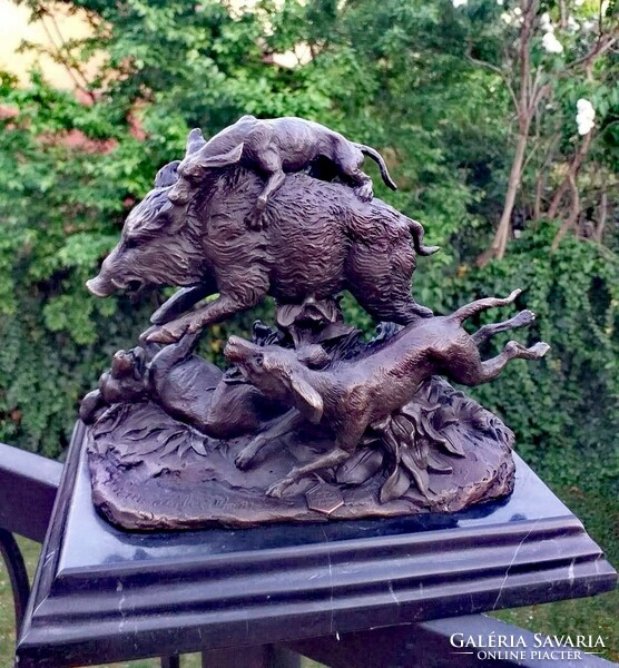 Hunting dogs attacking wild boar - detailed bronze sculpture artwork