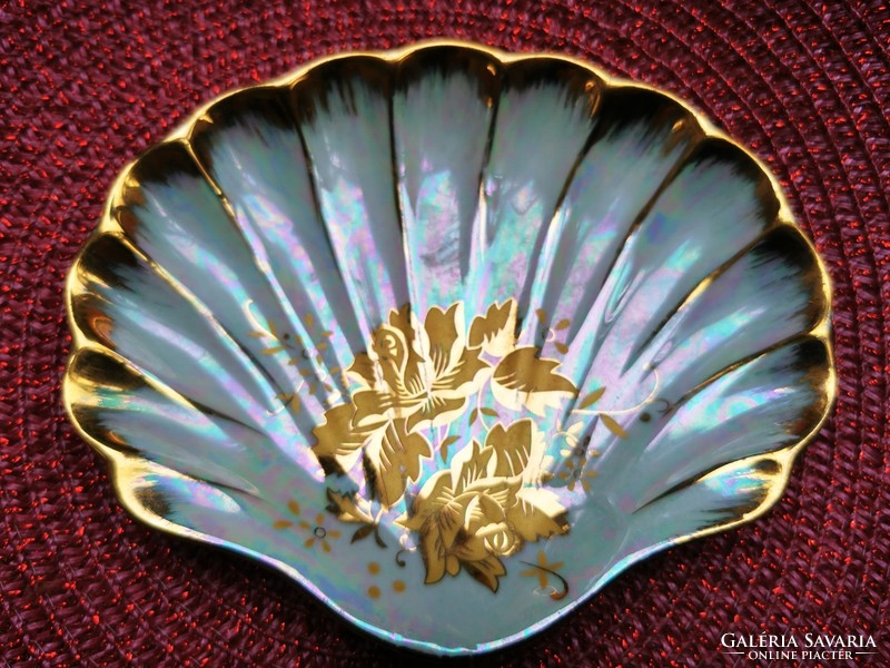 Gilded porcelain shell offering