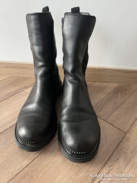 S. Oliver black leather winter boots