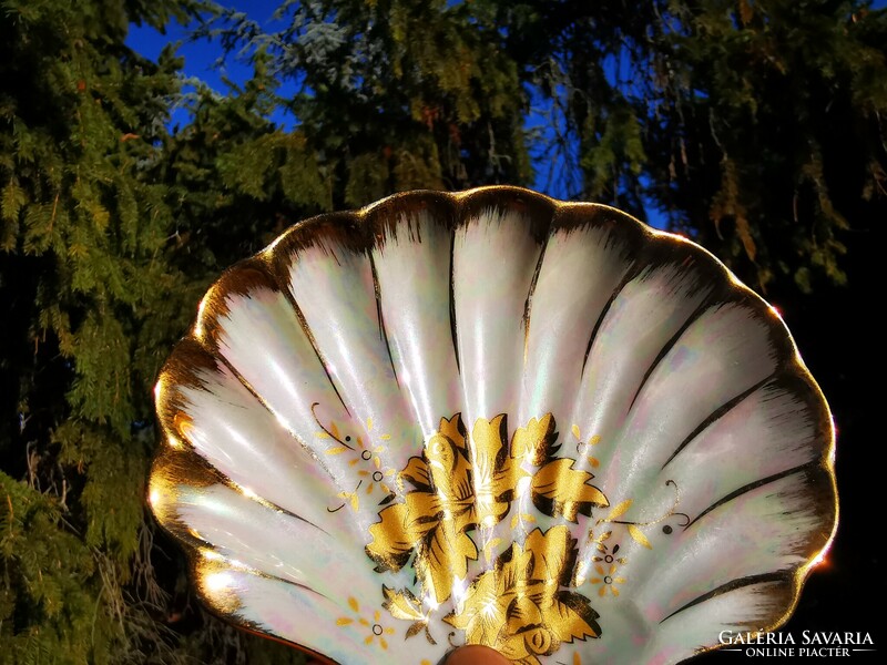 Gilded porcelain shell offering