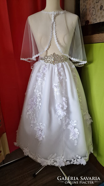 ESKÜVŐ ASZ43 - Fehér színű, hímzett 3D virágos rövid menyasszonyi szoknya