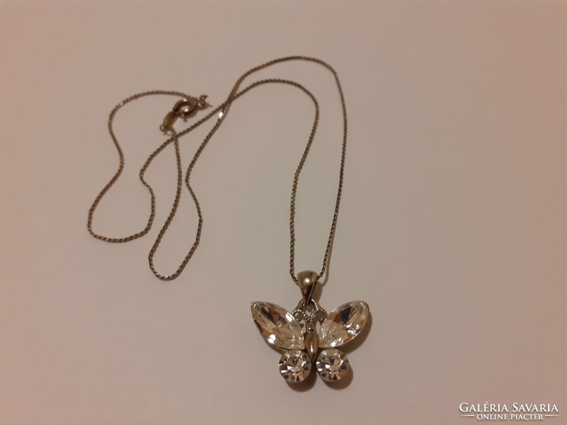 Fehéraranyozott nyaklánc  kristályköves pillangós medállal