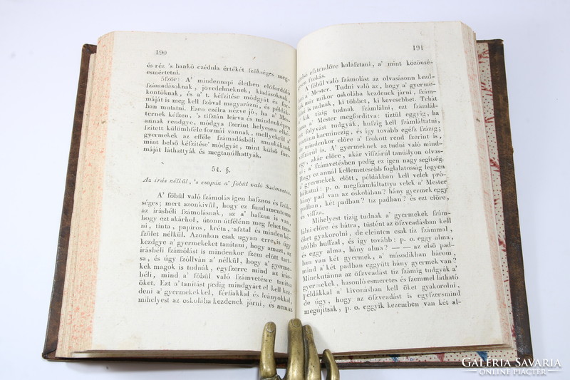 1828 - Kézi könyv a' magyar falusi oskolamesterek' számára.Dúsan aranyozott bőrkötésben!