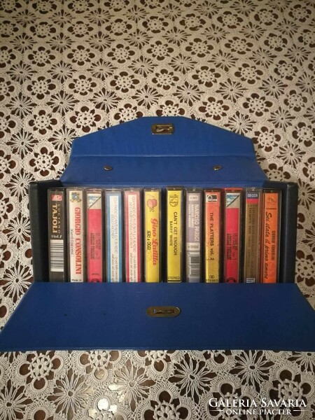 12 tape cassettes in Italian in a bag