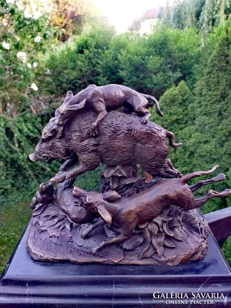 Vaddisznóra támadó vadász kutyák - Részletesen kidolgozott bronz szobor műalkotás