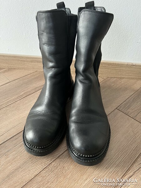 S. Oliver black leather winter boots