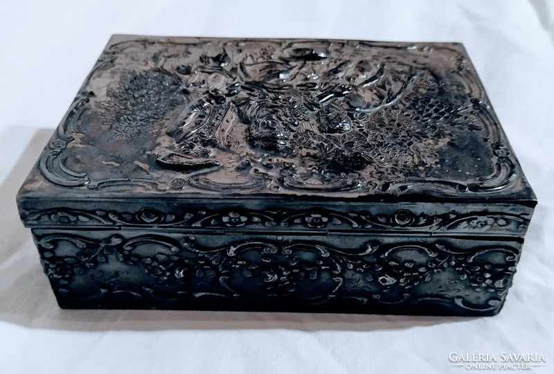 Silver-plated jewelry box with a hinge scene
