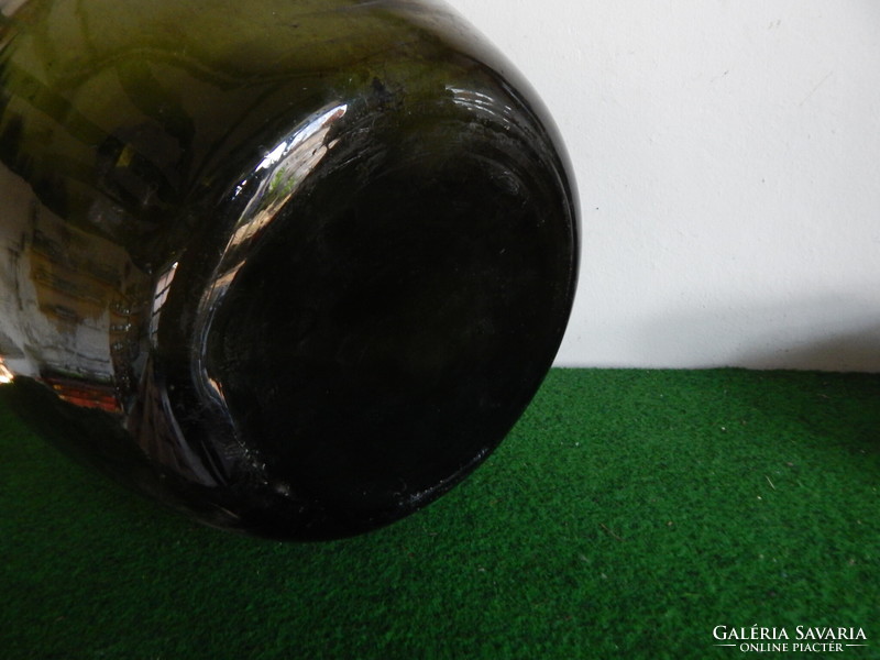 Zöldes üveg nagyméretű boros butélia,magassága,48 cm.