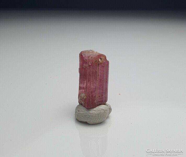 Extra pink tourmaline crystal 6 carats. With certification.