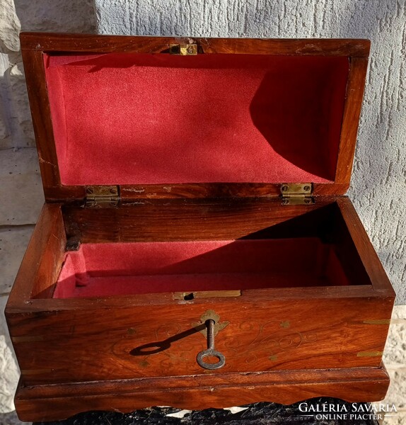 Antik faragott rèz intarziàs kulccsal zàrható fa doboz làda ,làdika èkszeres doboz