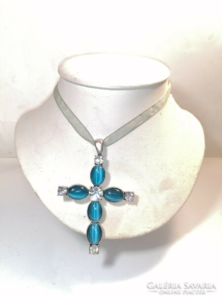 Cross with blue cat's eye (1036)