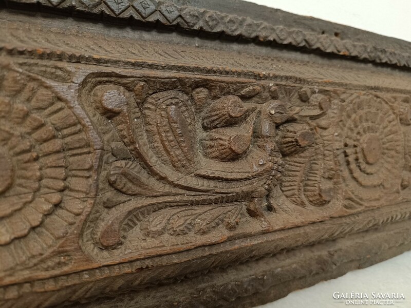 Antik indiai faragott fa épület dísz Gujarat település India páva motívum 462 8201