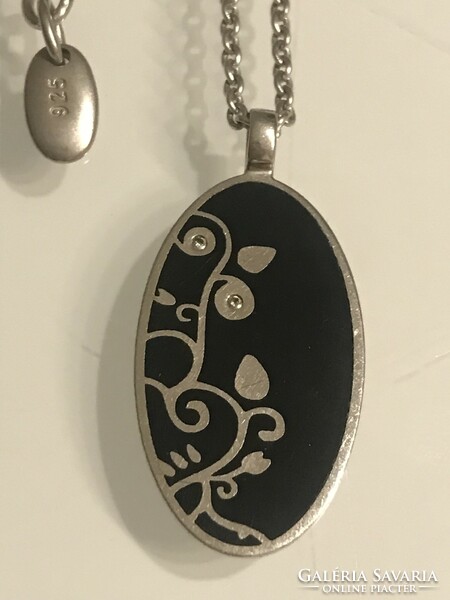 Silver necklace with indigo pattern and black enamelled pendant, marked 925 silver