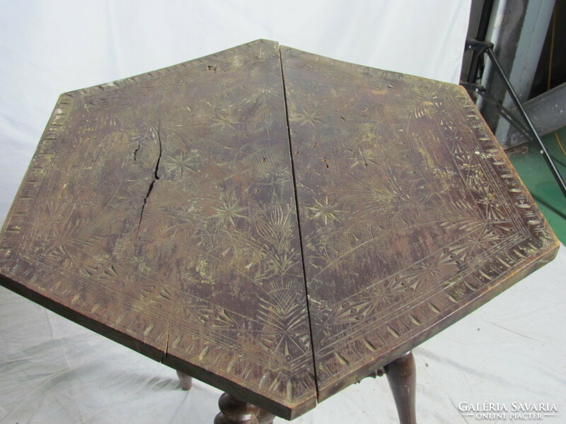 Antik Ónémet 6 szögletű asztal ( restaurált)