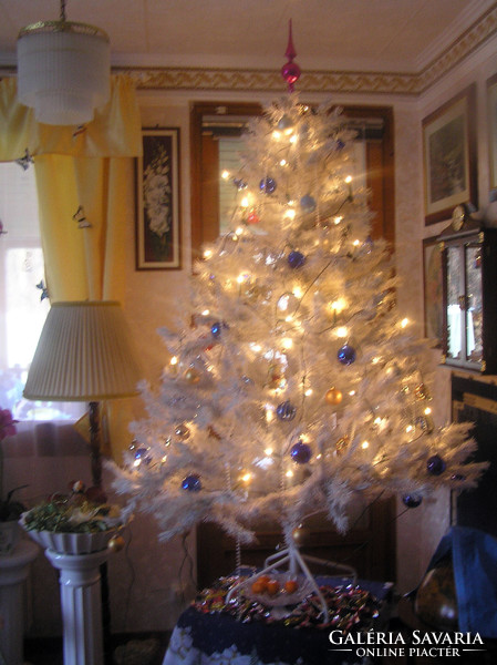 Dekoratív 180 cm magas fehér műfenyő Karácsonyfa masszív fém talppal