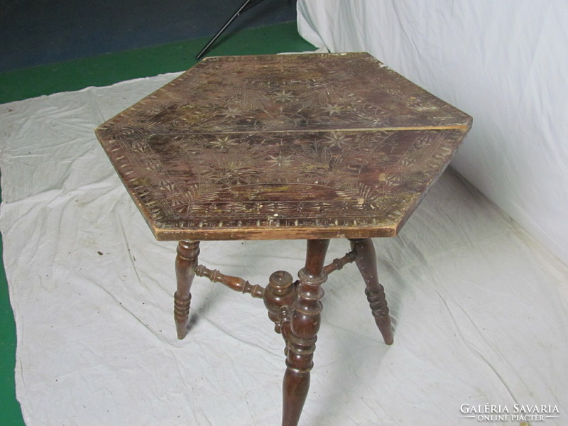 Antik Ónémet 6 szögletű asztal ( restaurált)