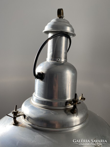 “Uccello “ Vintage ernyős lámpa,alumínium  . 1950 és 1960 között .