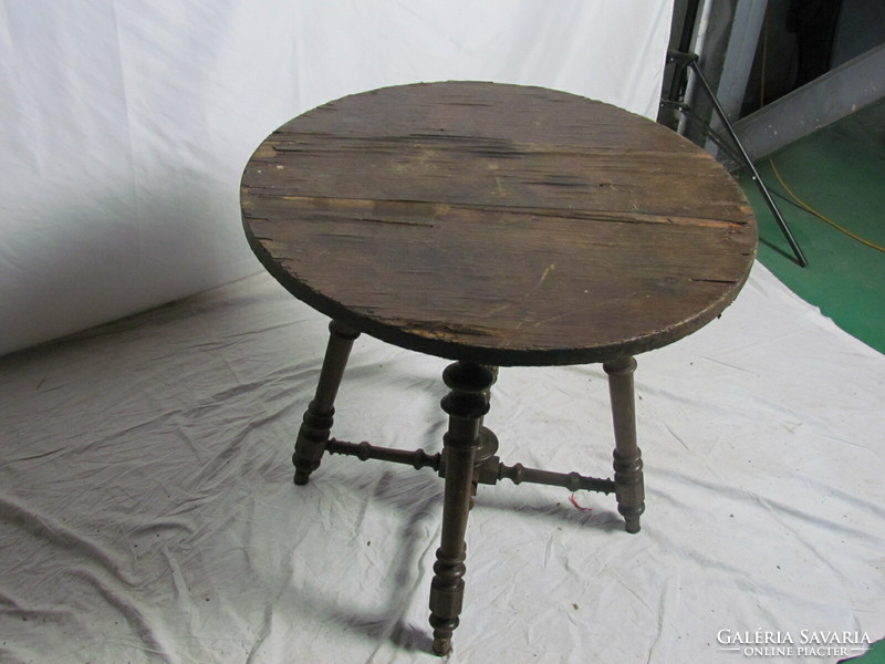 Antique pewter round table polished)