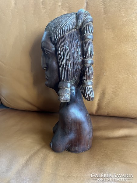 Bennszülött nőt ábrázoló jelzett keményfa szobor