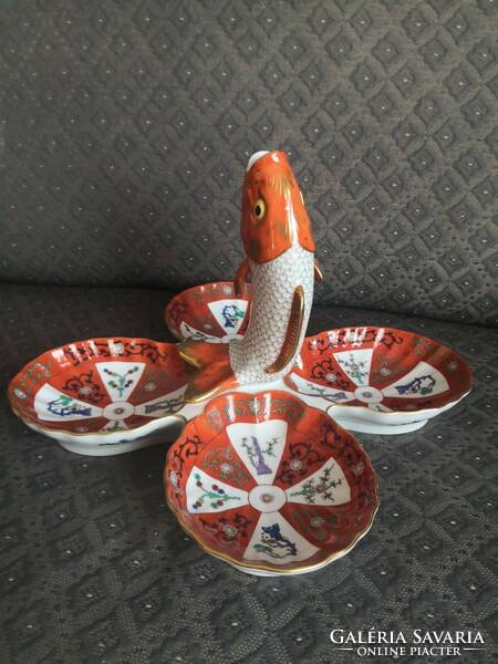 A very rare Herend Gödöllő pattern centerpiece with 4 shells, with a fish vase in the middle