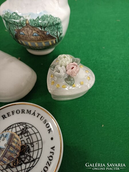 Városképes kis vázák porcelán emléktárgyak