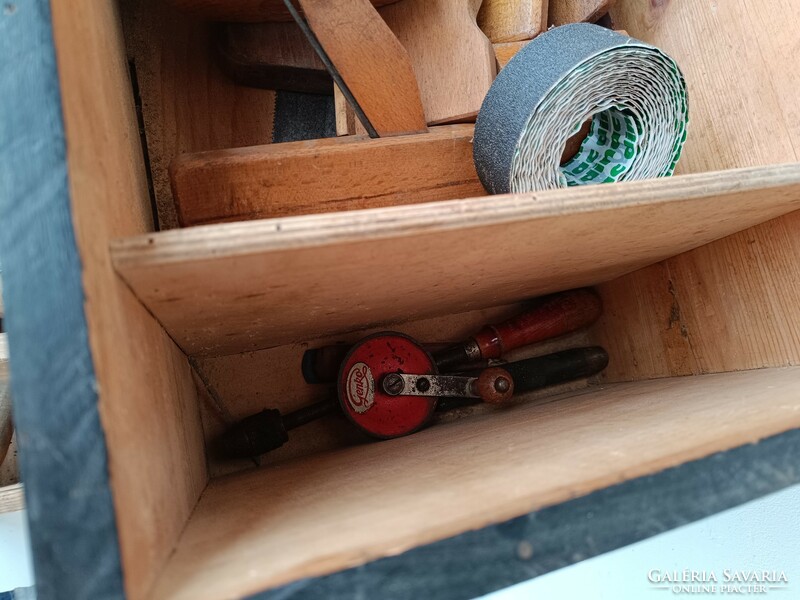 Antique carpentry tool tool box 605 8360