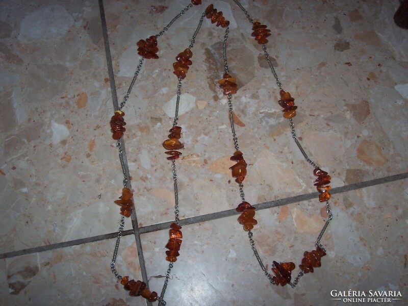 Long necklace in amber