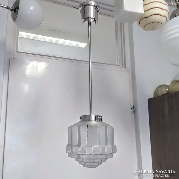 Art deco - Streamline nikkelezett mennyezeti lámpa felújítva - különleges formájú savmart üveg búra