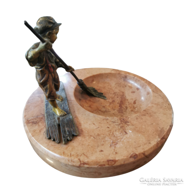 Ashtray with bronze sweeper statue, Bergman - m544