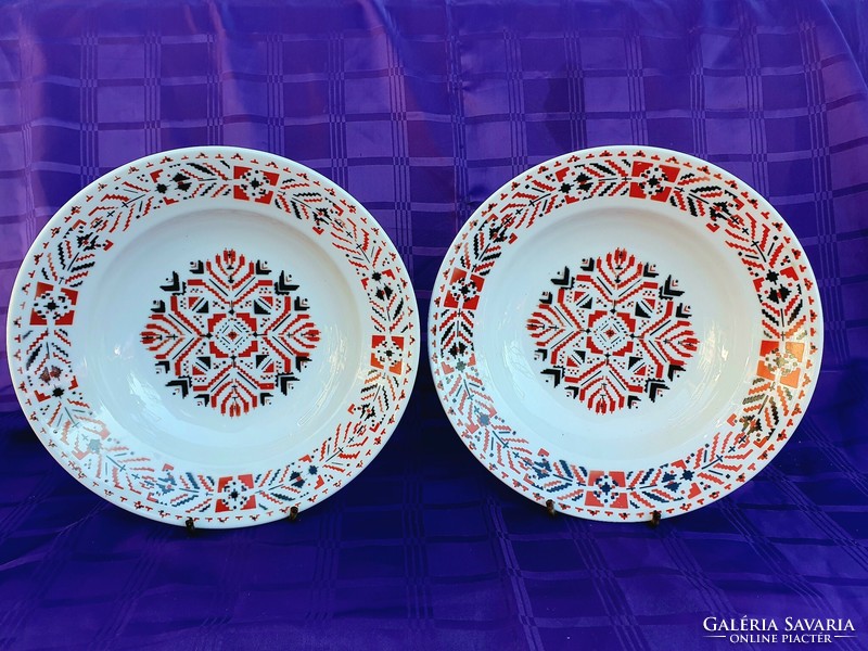 A pair of decorative plates from Holloháza