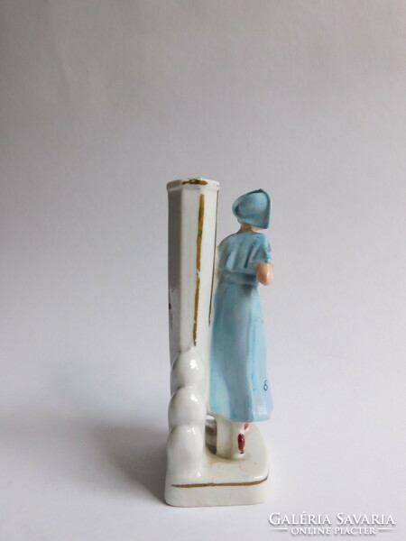 Wagner&Apel (Bertram) - kutyás hölgy - figurális miniváza, 30-as évek