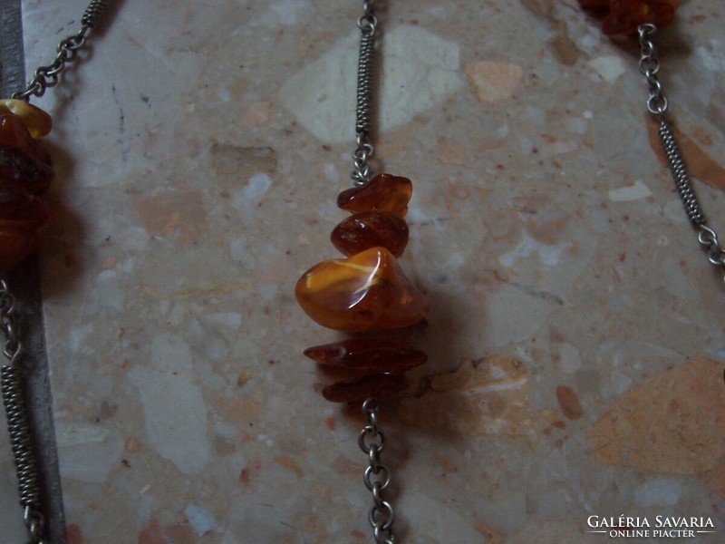 Long necklace in amber