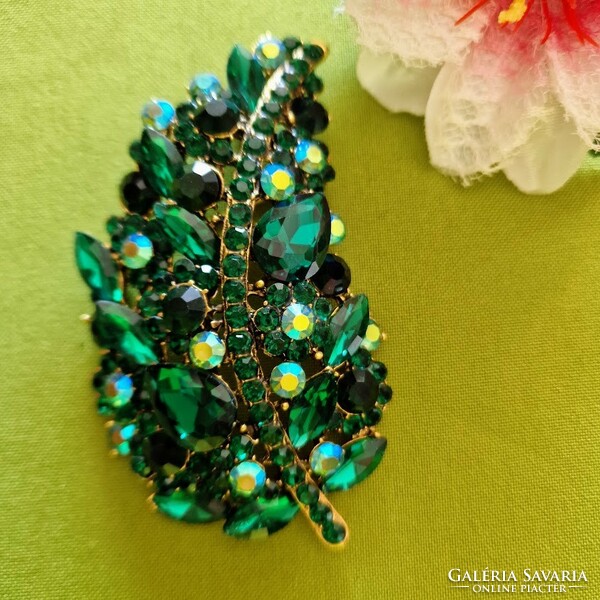 Brooch bro238 - extra large leaf with emerald green stones 56x100mm