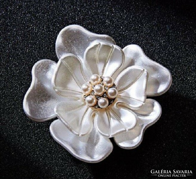 Pin, brooch bro07 - 55mm snow-white flower with pearl center, gold