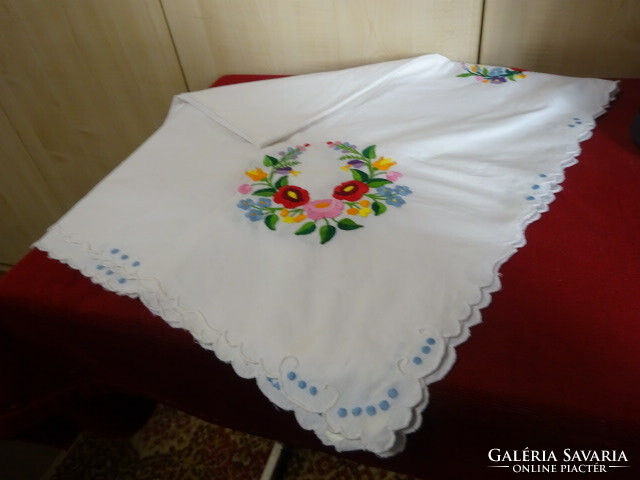 Cotton canvas, 100 x 100 cm embroidered tablecloth. Jokai.